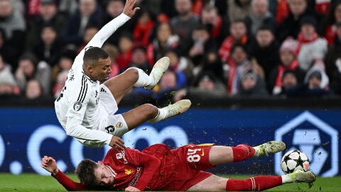 Sao trẻ Liverpool ‘nuốt chửng’ Kylian Mbappe như thế nào?